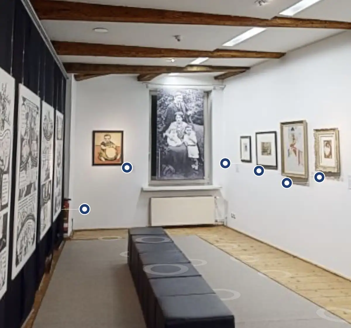 Kunsthaus Stade – Ausstellungsraum mit Gemälden und historischen Fotografien