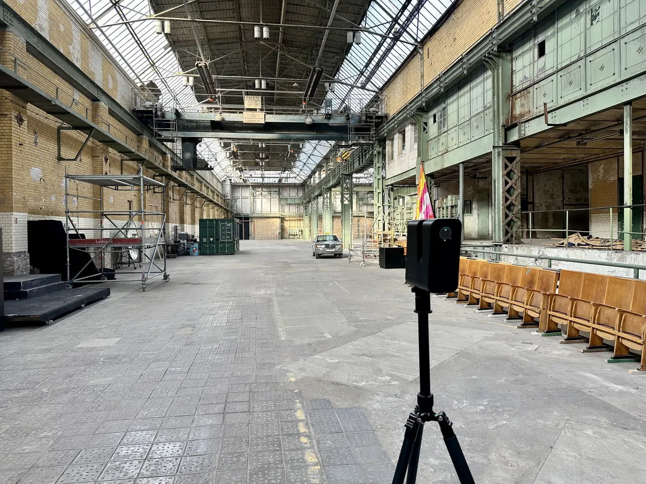 Matterport Pro3 im Einsatz in einer Industriehalle – Linsenspektrum