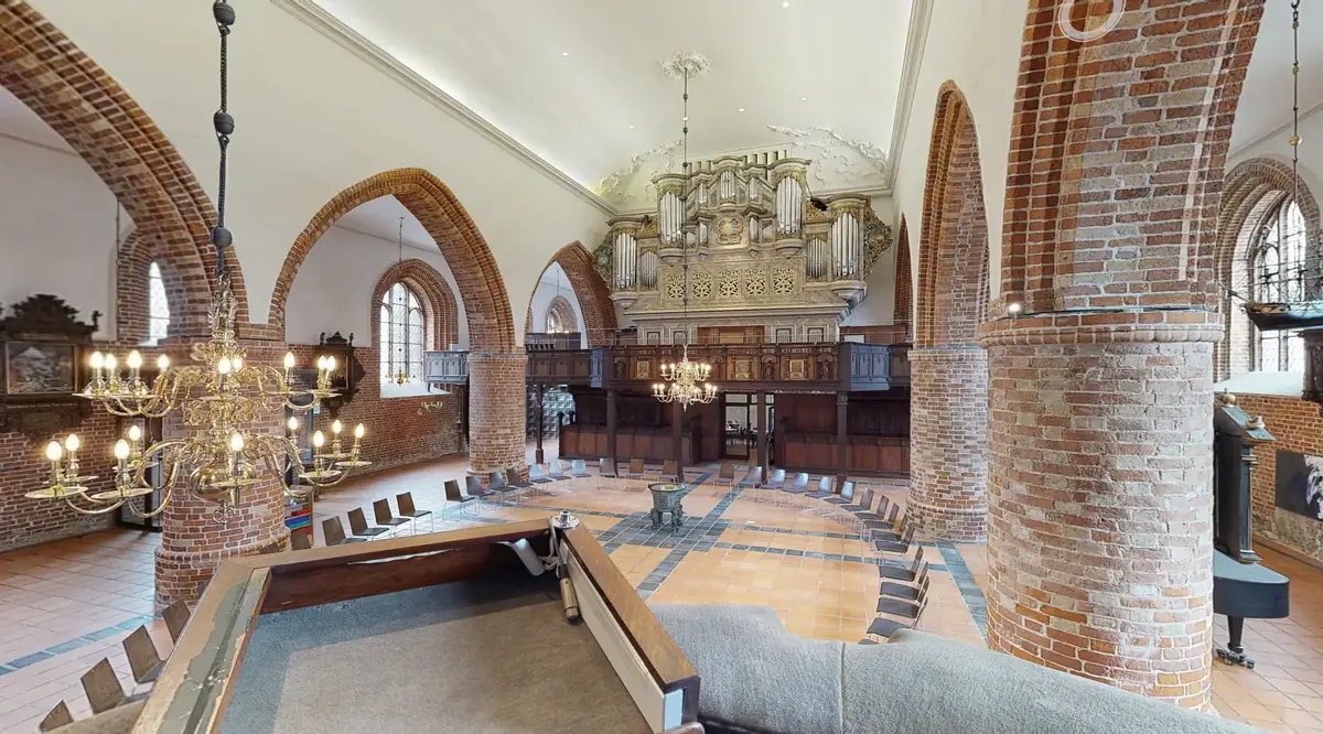 Nicolaikirche Eckernförde – Innenansicht mit Orgel und Backsteingewölbe