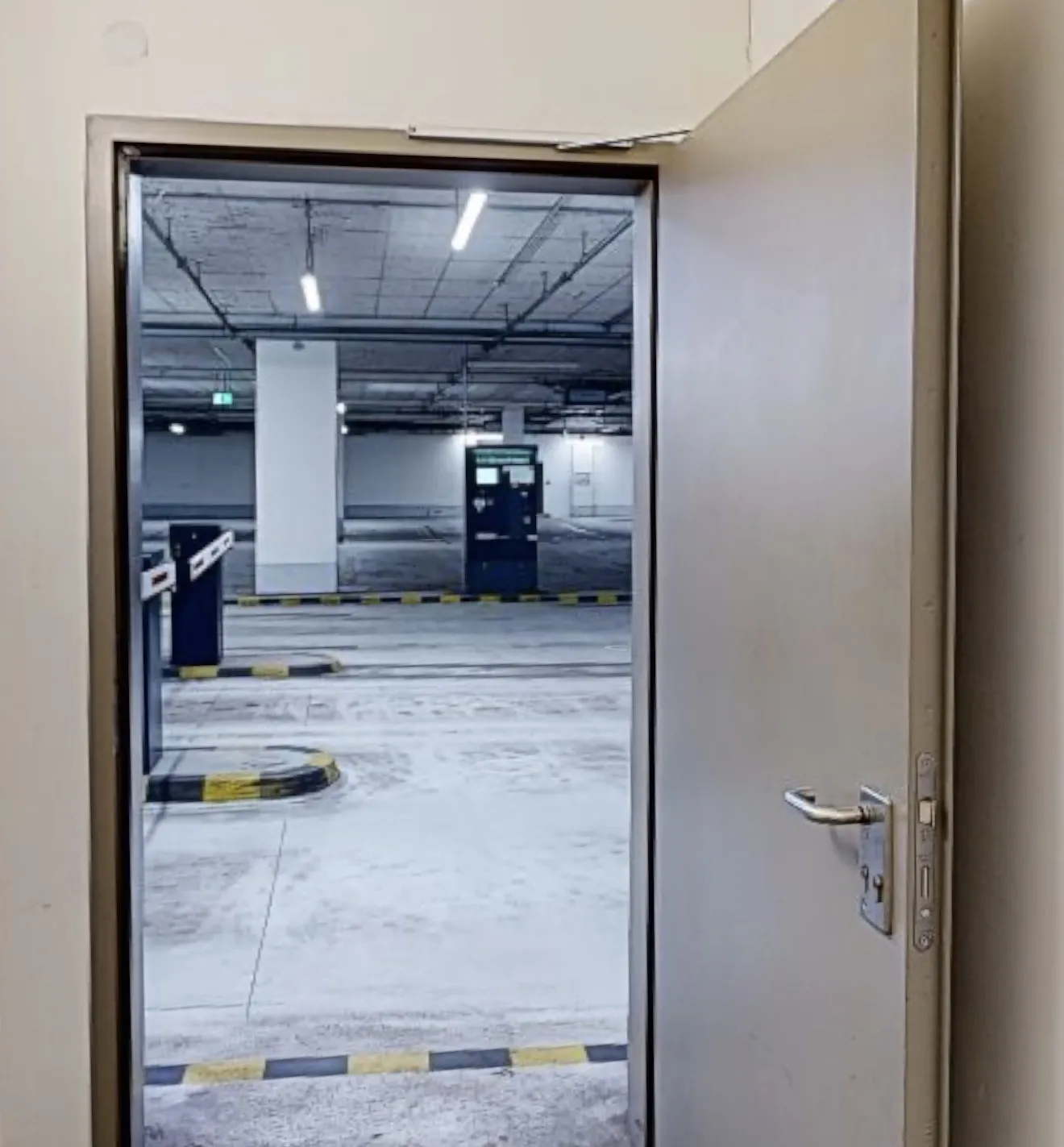 Durchblick in eine Parkebene mit Schranke und Kassenautomat