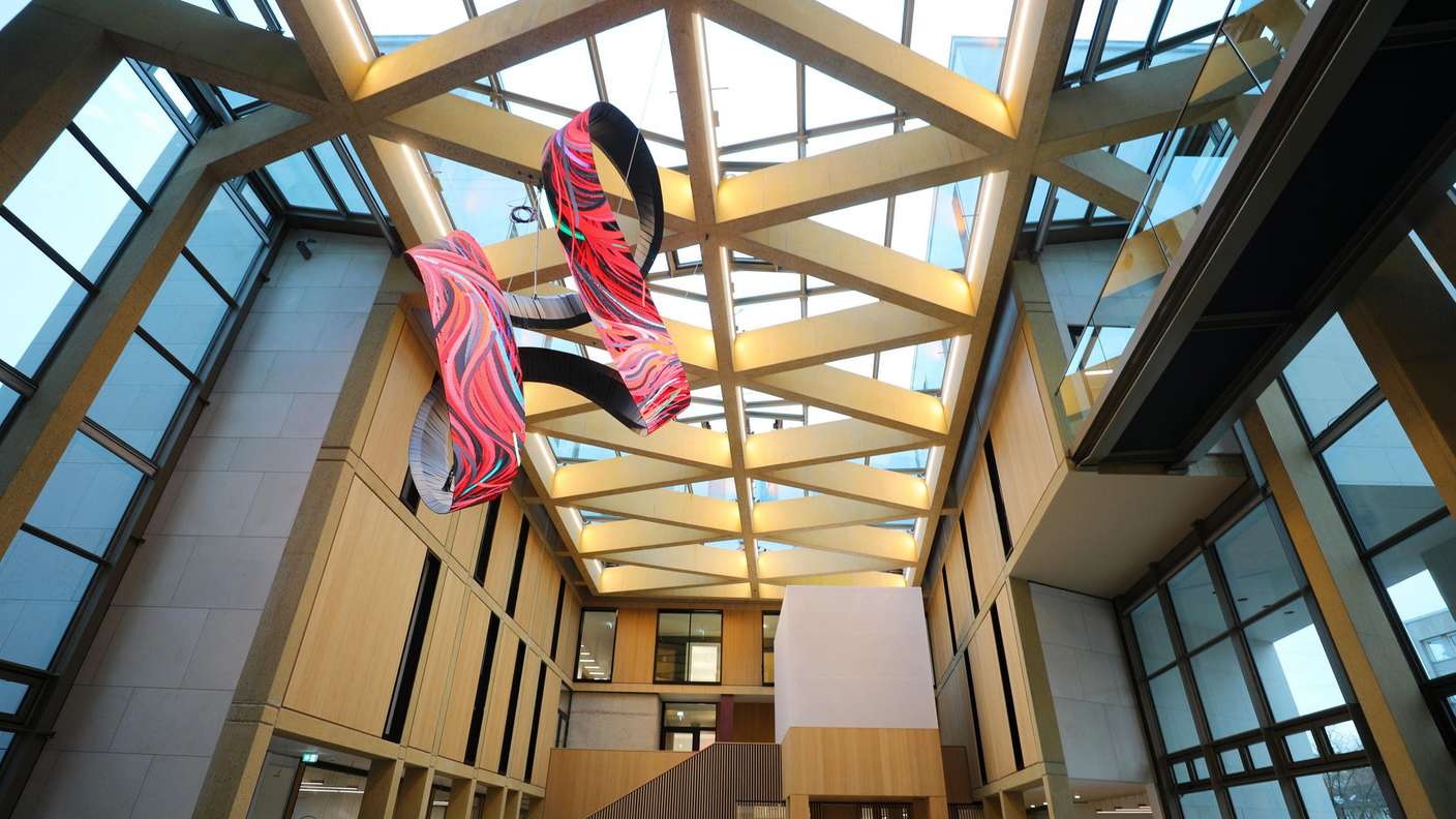 Evangelische Bank Kassel – Dachkonstruktion mit Holzbalken und Glasdach