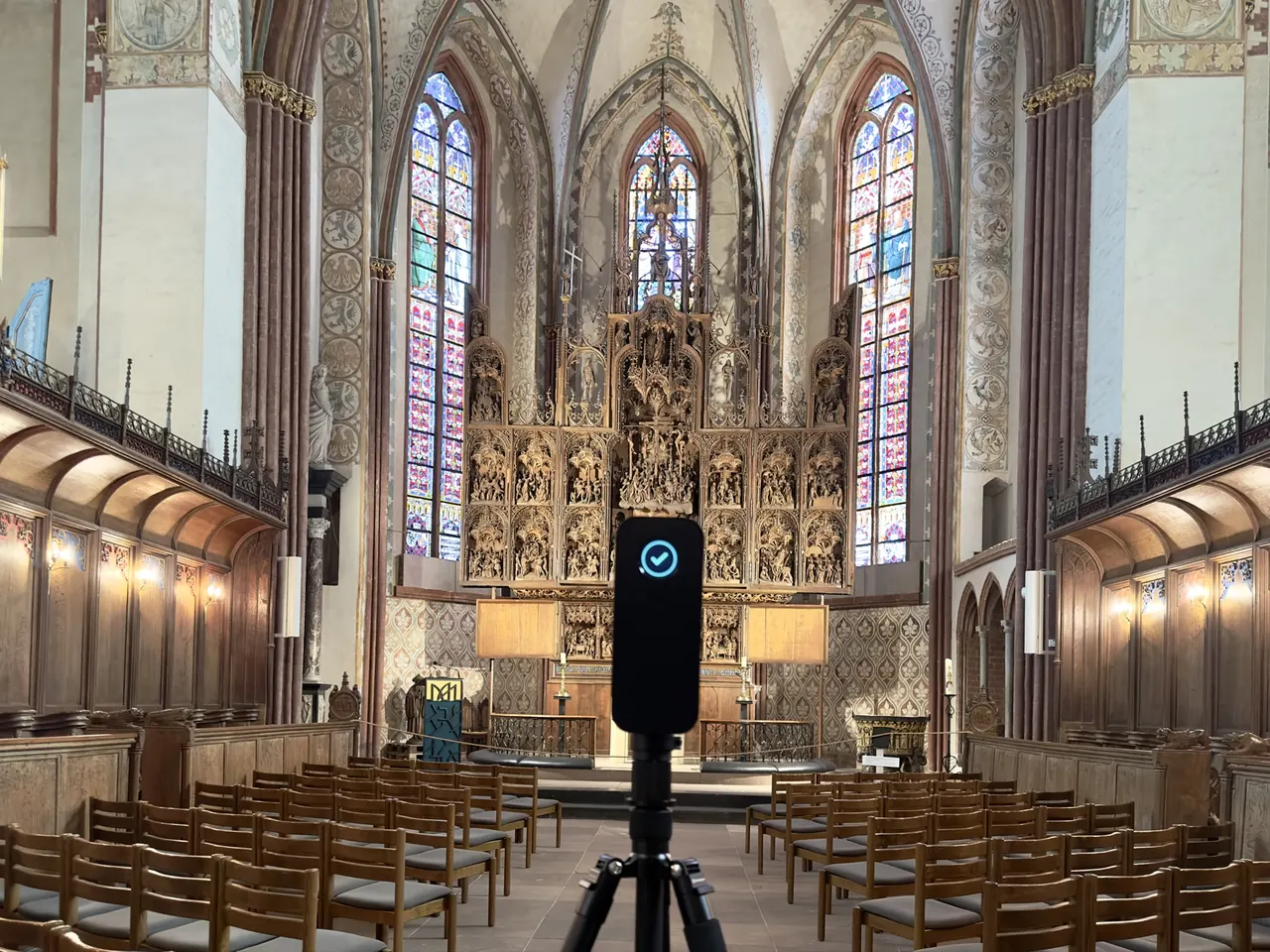 Virtueller Rundgang auf Laptop – 360°-Panorama Kirchenraum