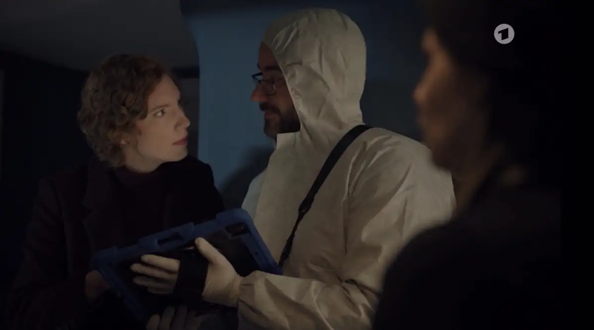 ARD Tatort – Stefan Dendorfer als Kriminaltechniker mit Matterport-Tablet