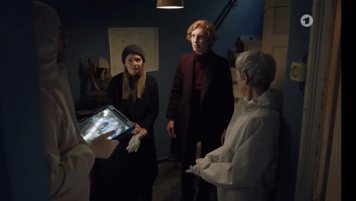 ARD Tatort – Szene mit Ermittlern und 3D-Scan-Ergebnis auf Tablet