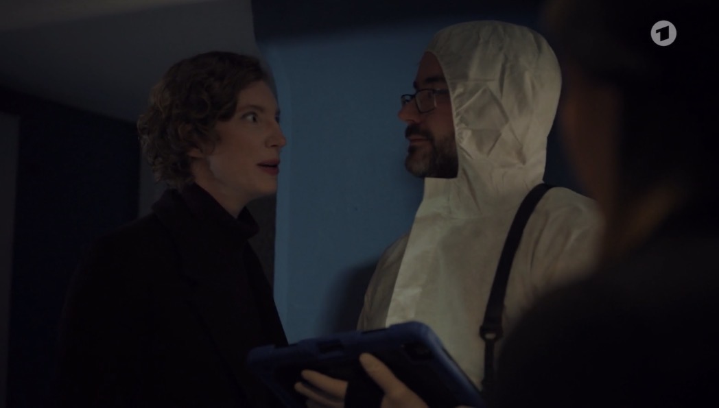Stefan Dendorfer im Spurensicherungsanzug am ARD Tatort-Set