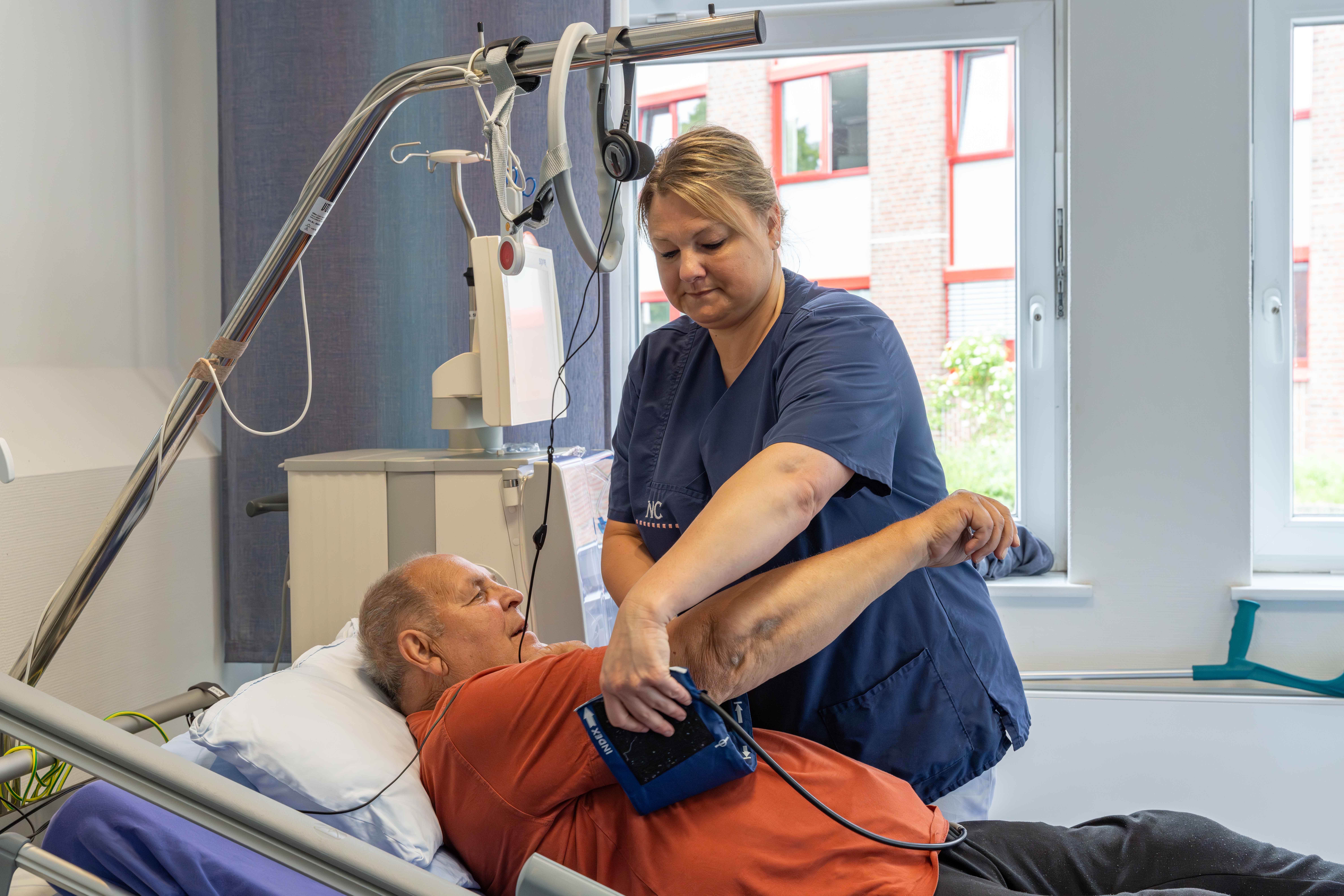 Blutdruckmessung bei Patientin – Nephrologisches Zentrum Kiel