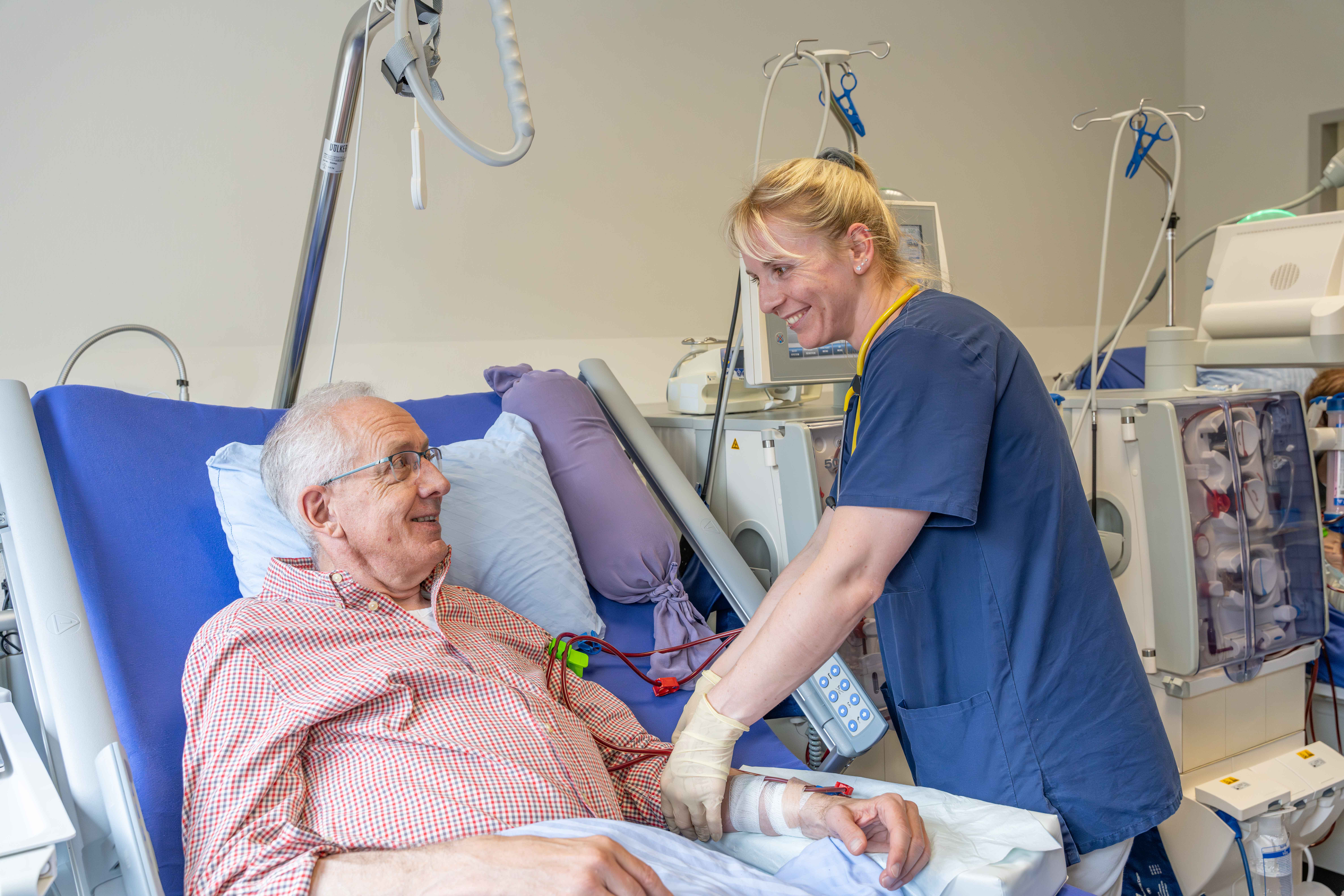 Pflegerin betreut Patienten an Dialyse – Nephrologisches Zentrum Kiel