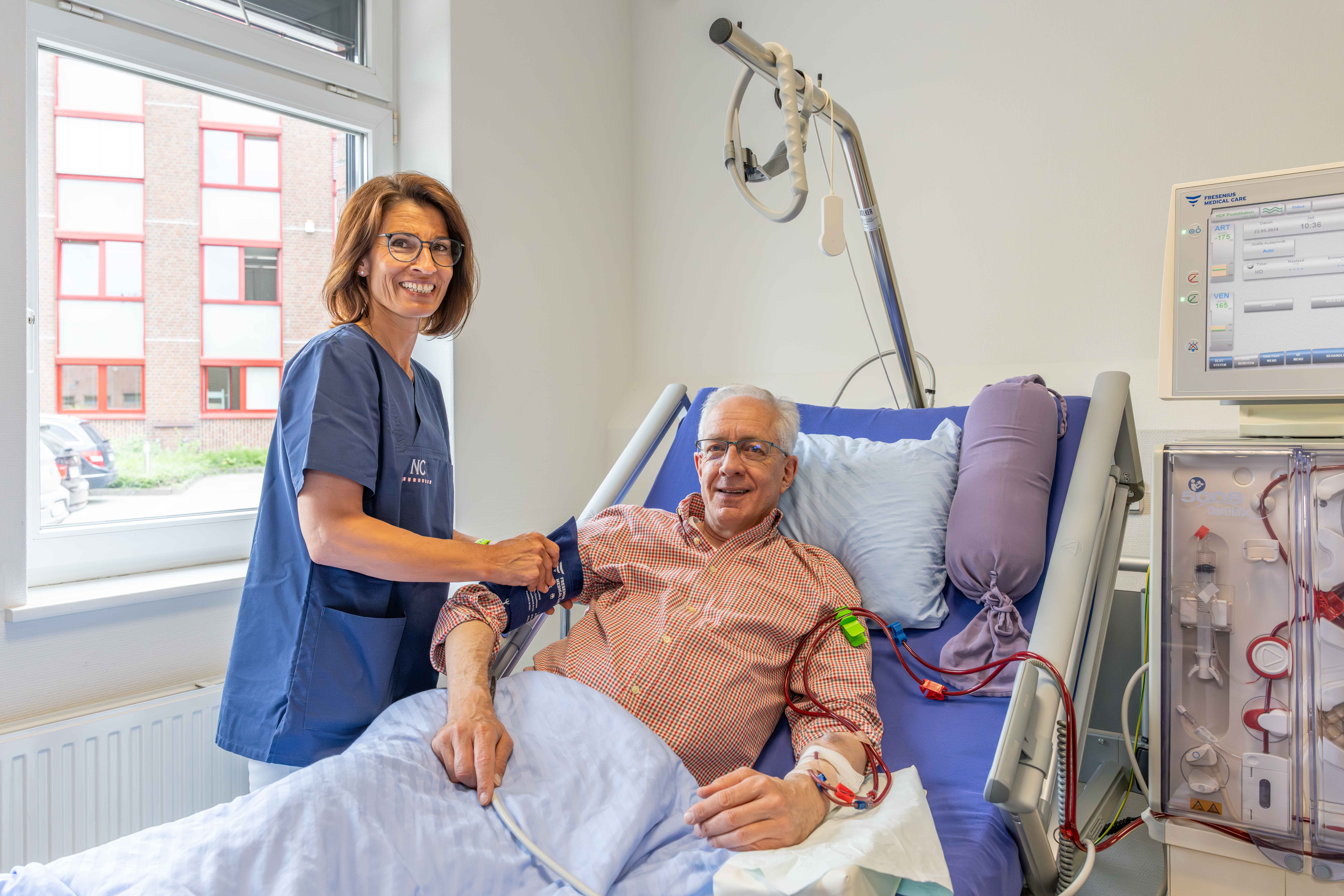 Patientin lächelt während Dialyse – Nephrologisches Zentrum Kiel