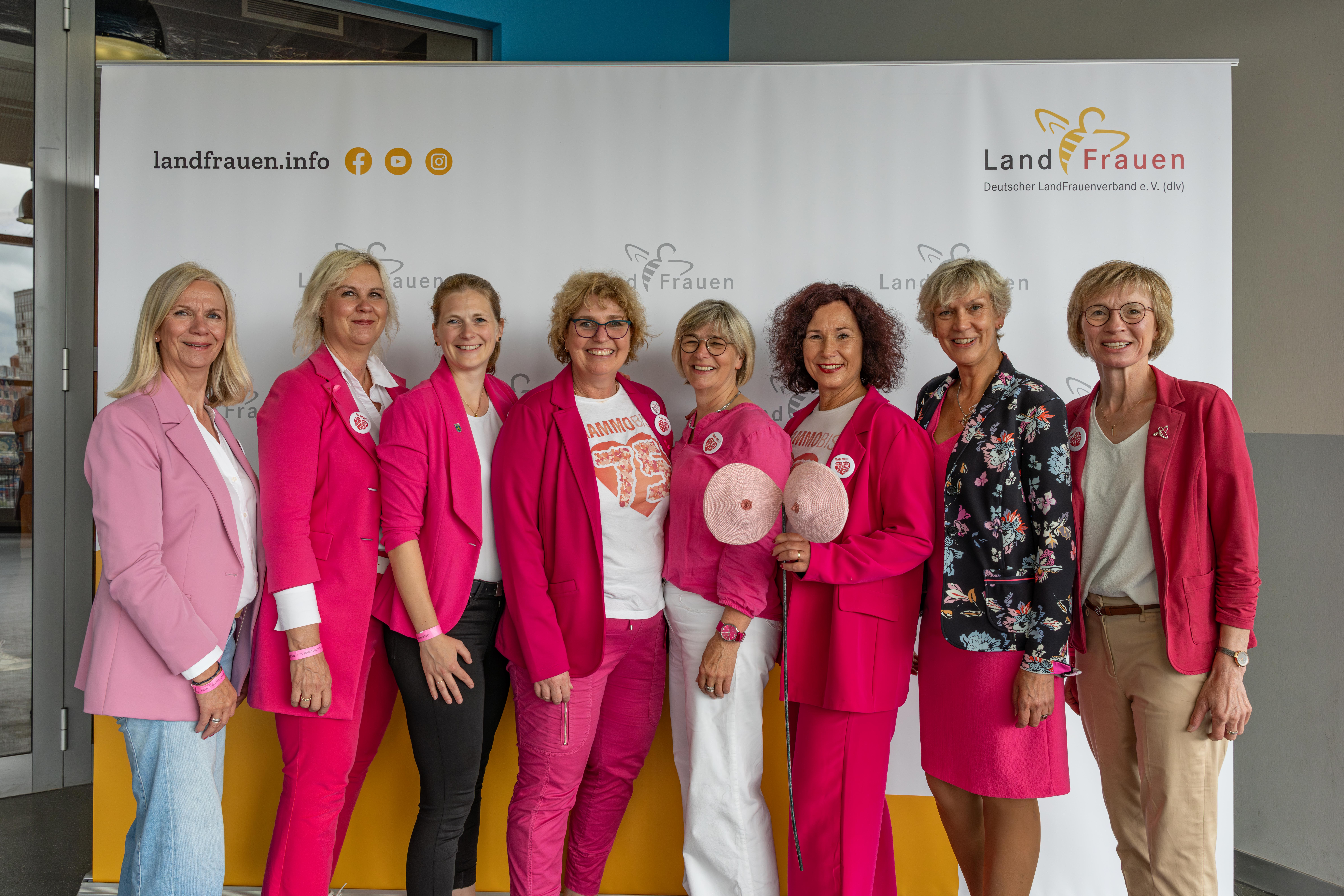 Gruppenfoto LandFrauen vor Pressewand beim Deutschen Landfrauentag Kiel