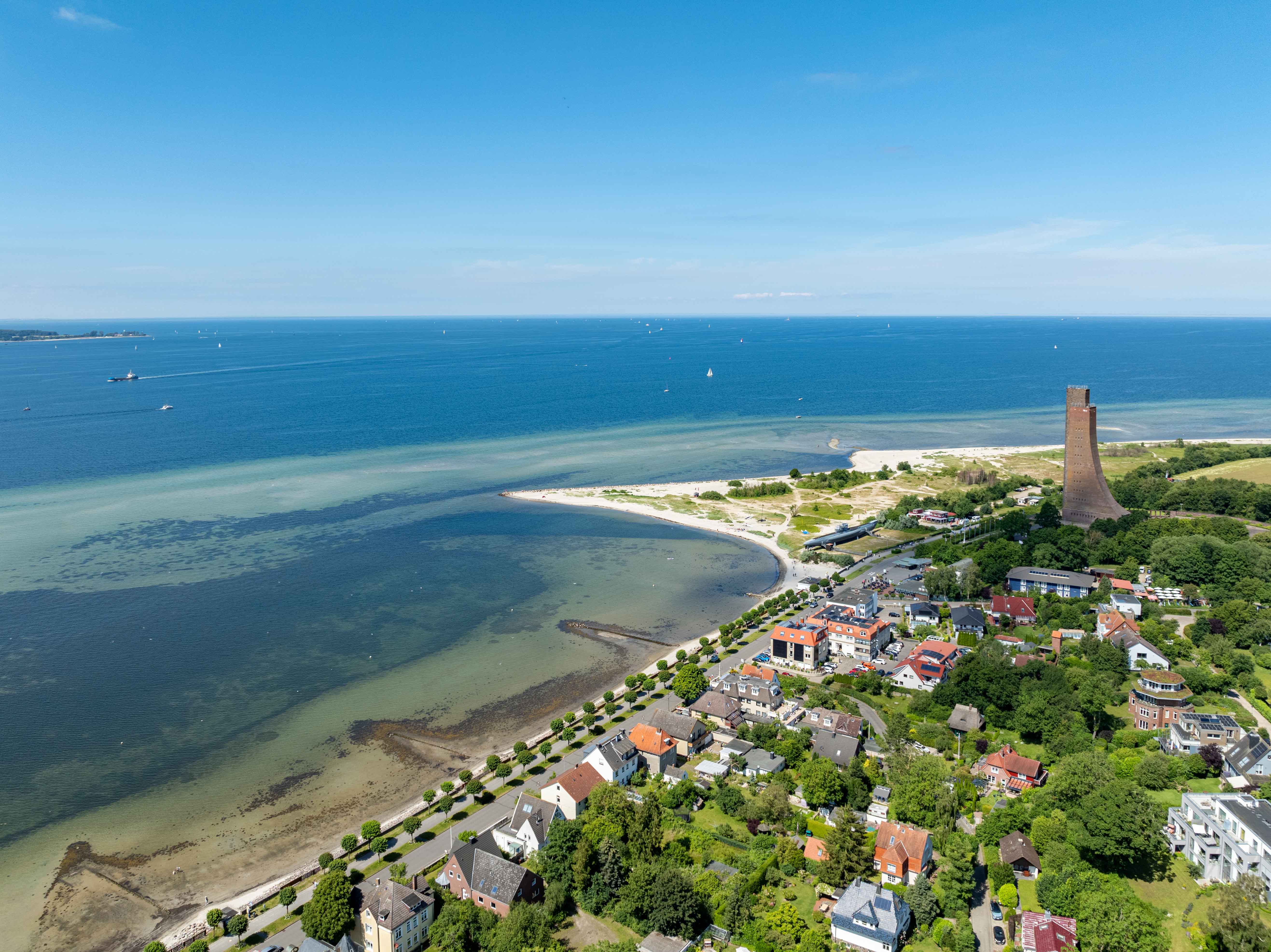 Drohnenaufnahme Laboe mit Marine-Ehrenmal und Ostsee