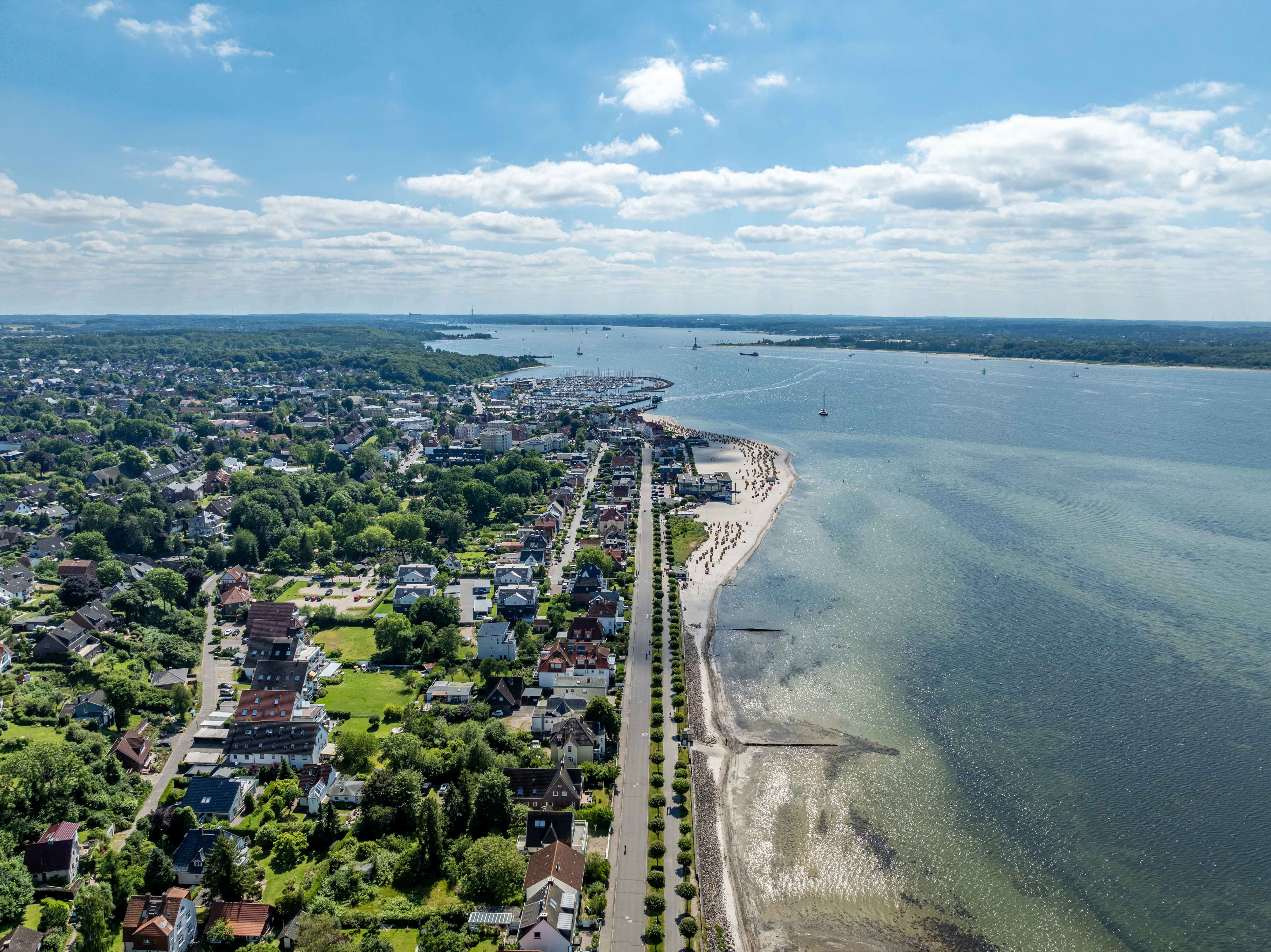 Drohnenaufnahme Laboe Ortskern mit Strandpromenade und Hafen