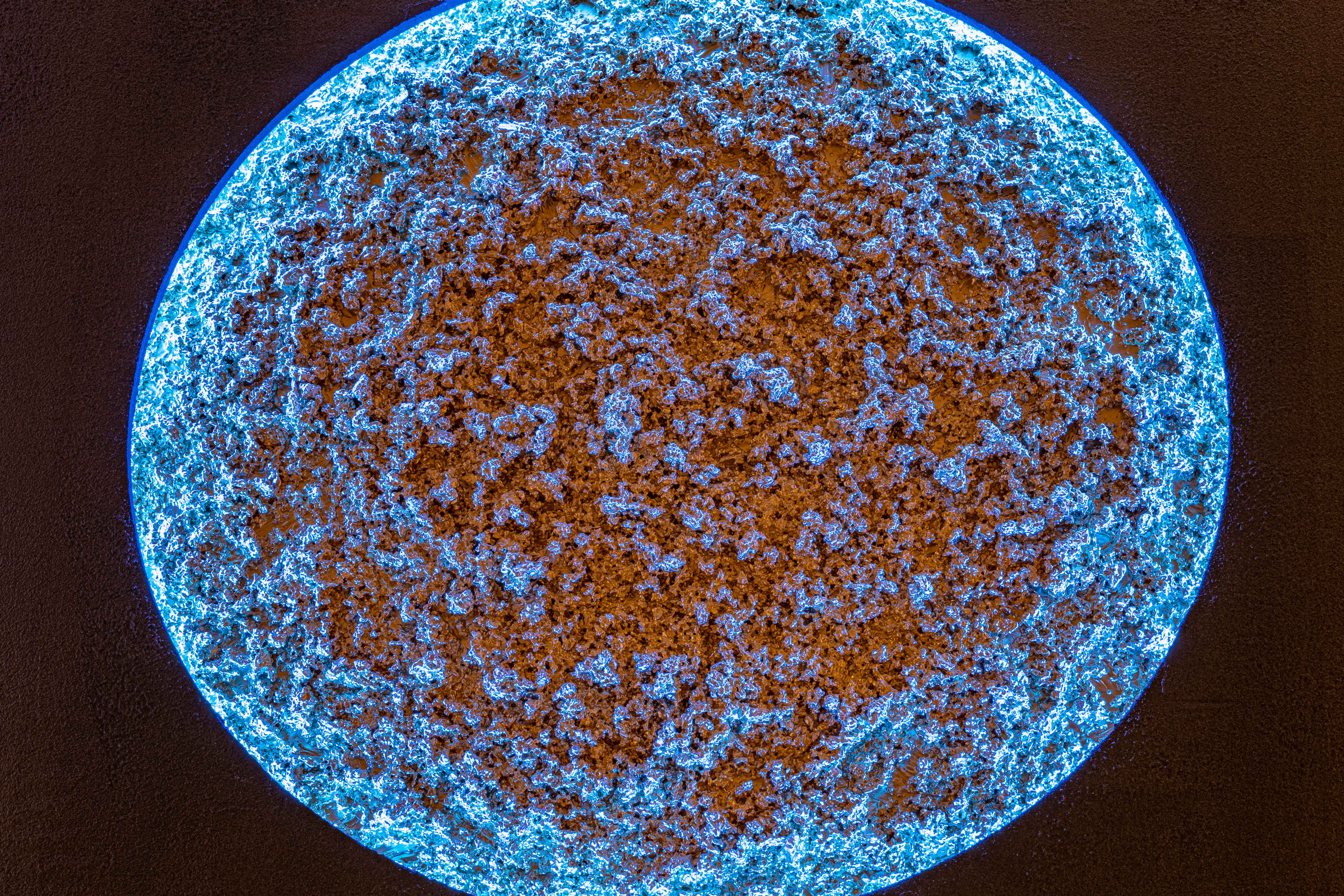 Blauer Mond – Beleuchtete Skulptur mit blauem Licht, Ann-Kathrin Geller