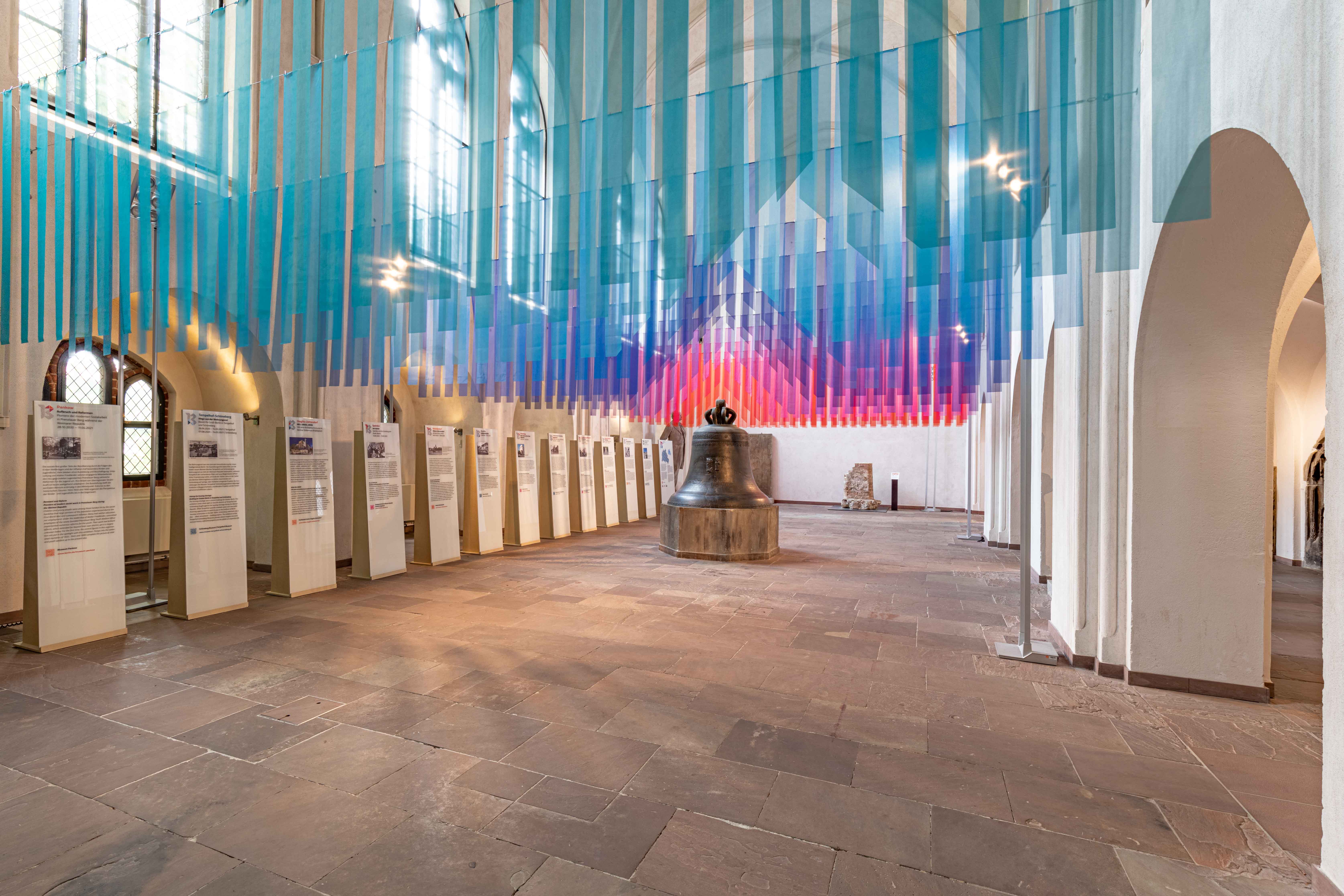 Nikolaikirche – Innenraum mit historischer Glocke