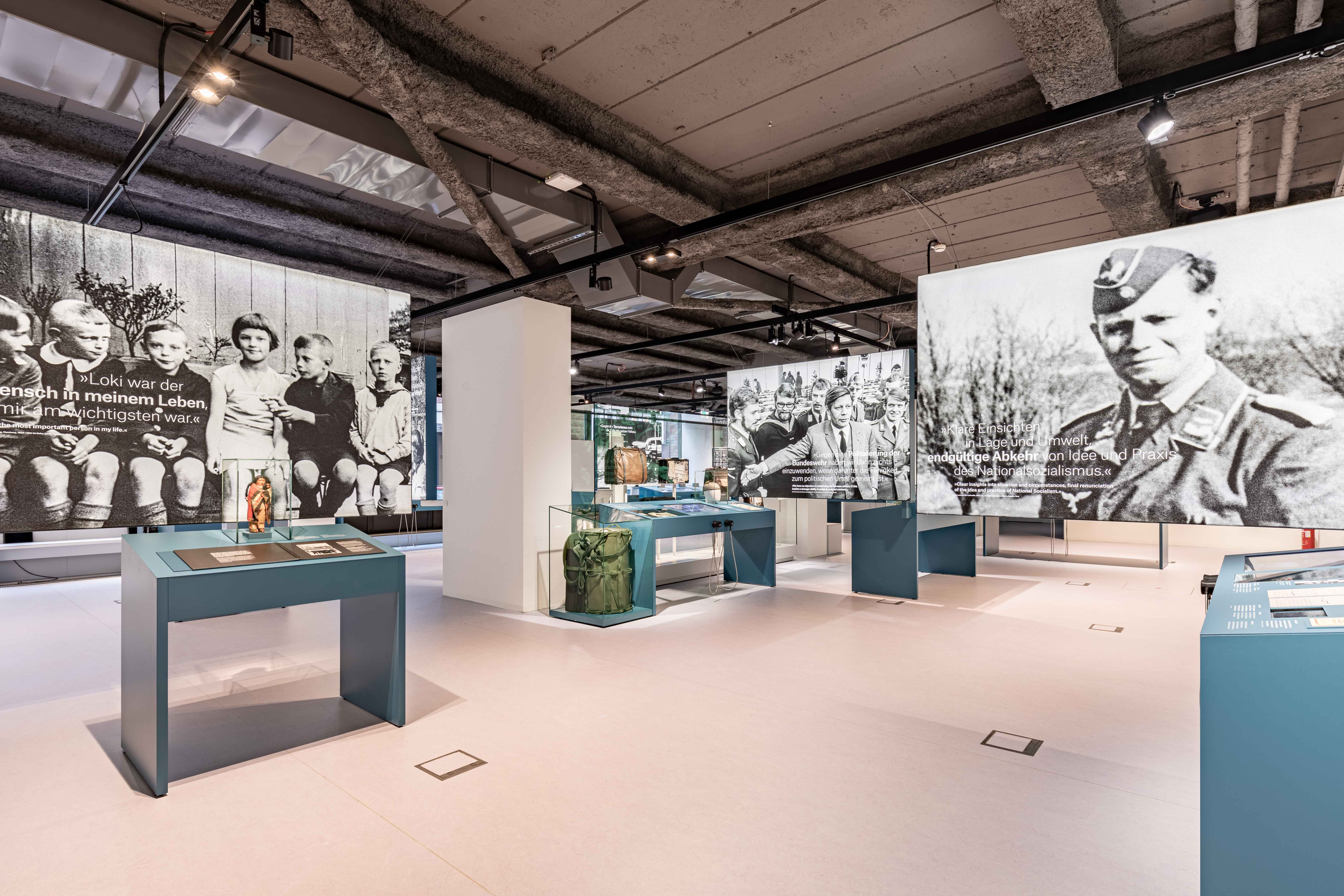 Ausstellungsraum mit historischen Fotos