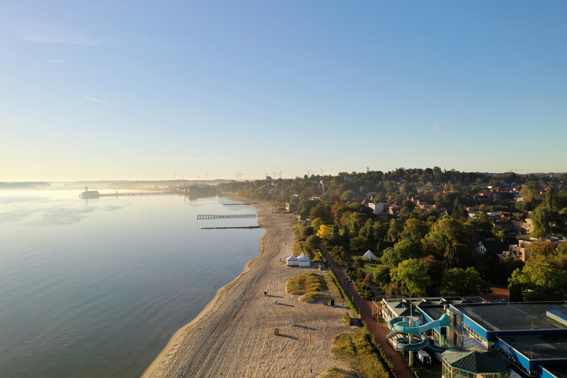 Ostseeküste im Morgenlicht – Drohnenaufnahme