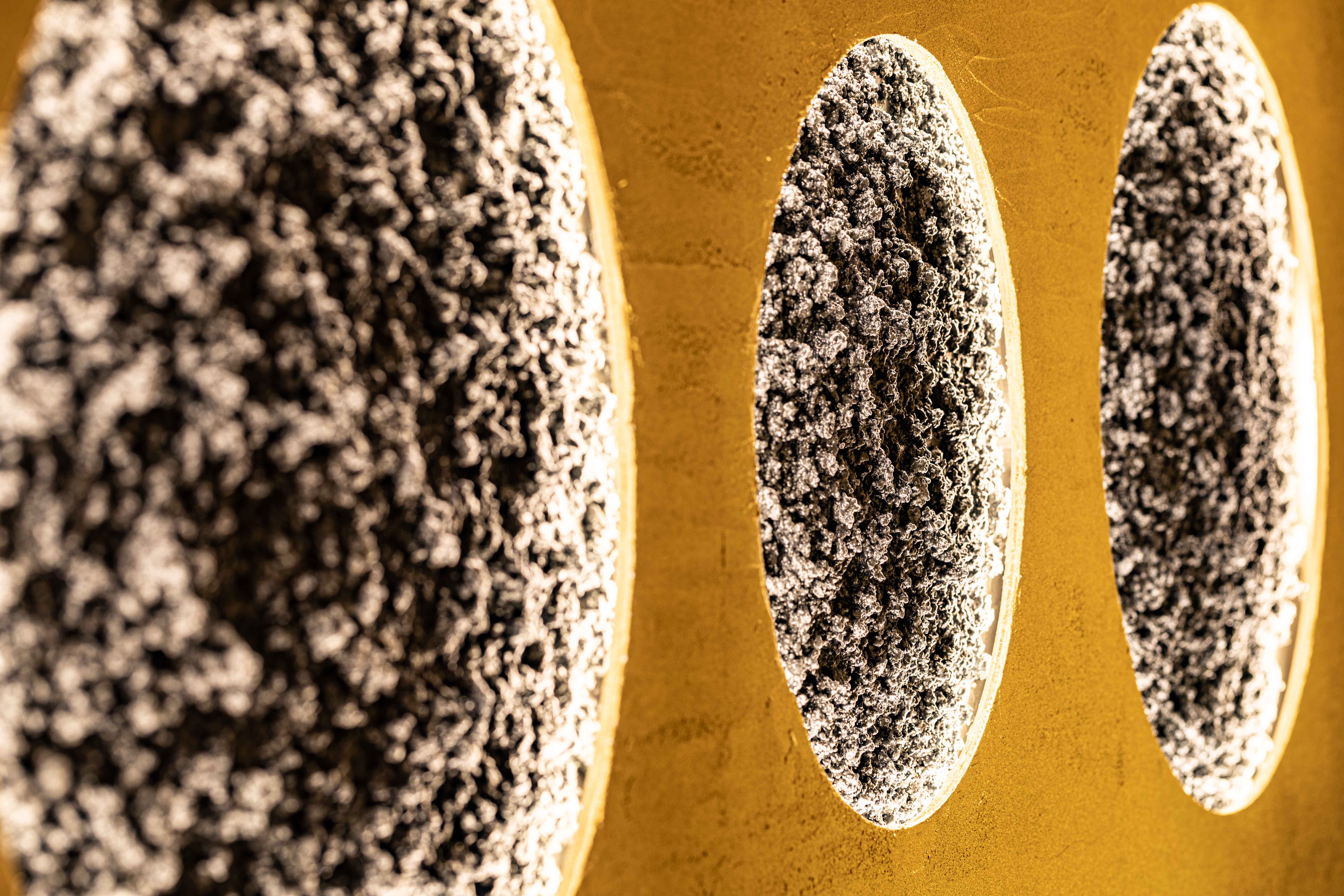 Mehrere Mond-Skulpturen – Ovale Formen mit Textur, Ann-Kathrin Geller