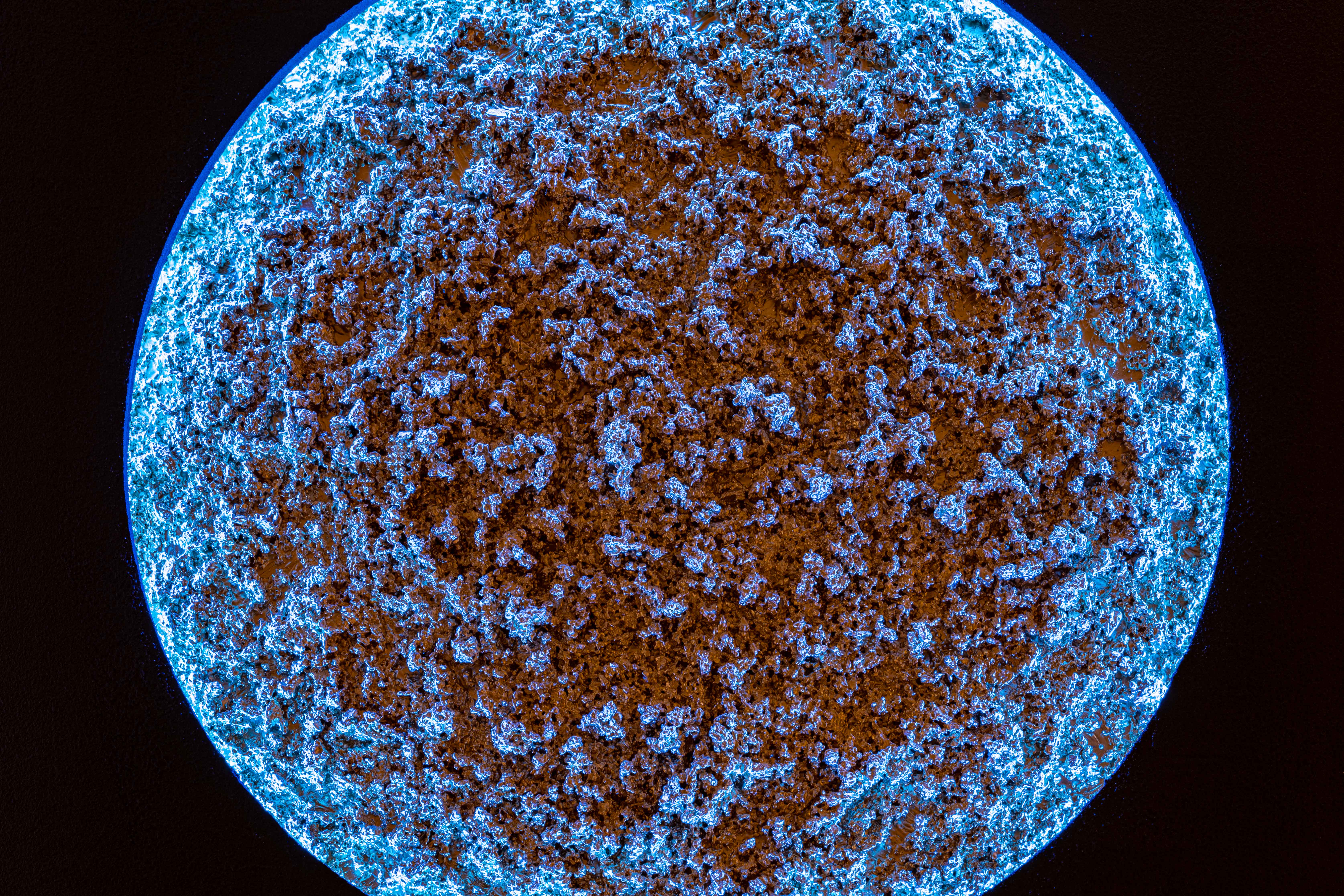 Blauer Mond Vollansicht – Skulptur mit blauer Beleuchtung