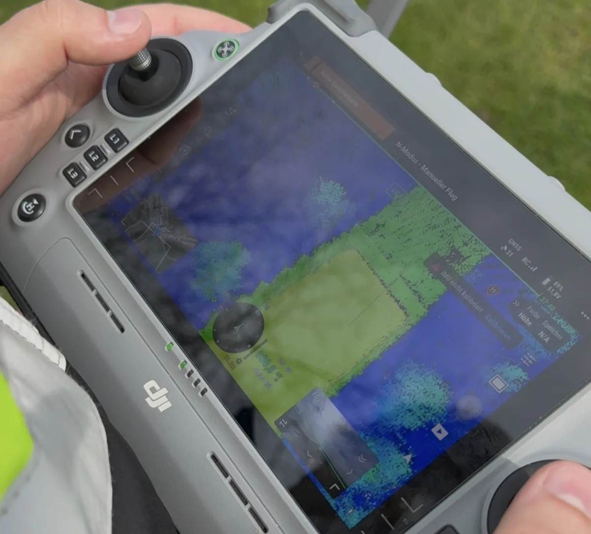 DJI Controller mit Kartenansicht – Flugplanung und Kartierung