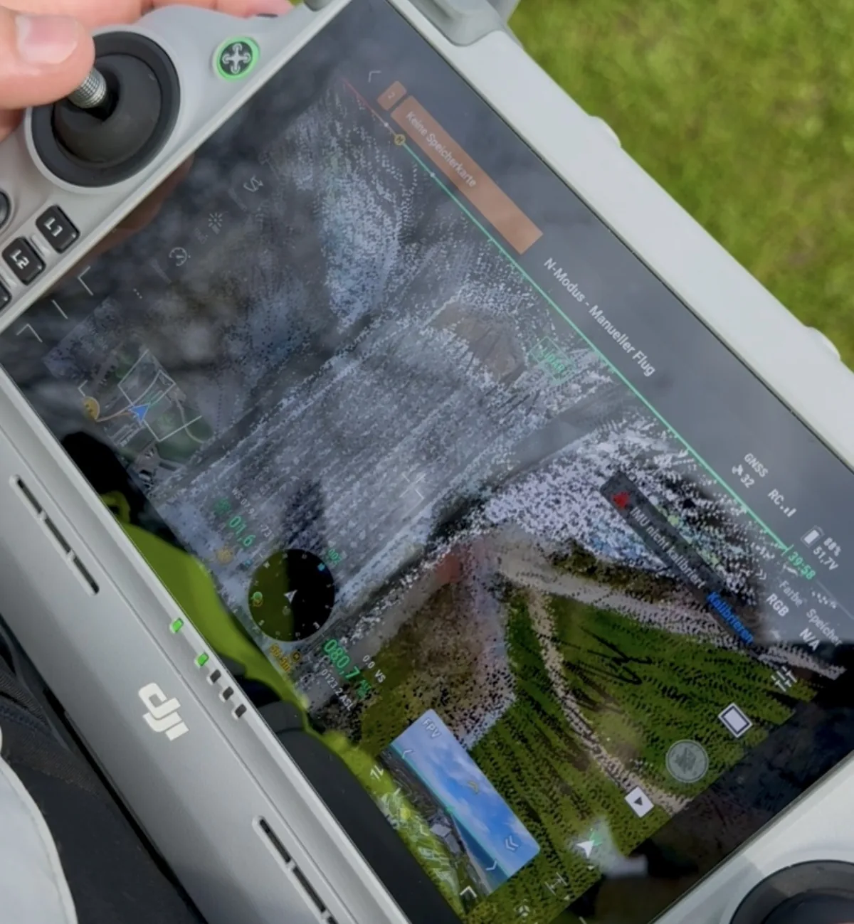 DJI Controller mit LiDAR-Echtzeit-Punktwolke – Fassadenvermessung live