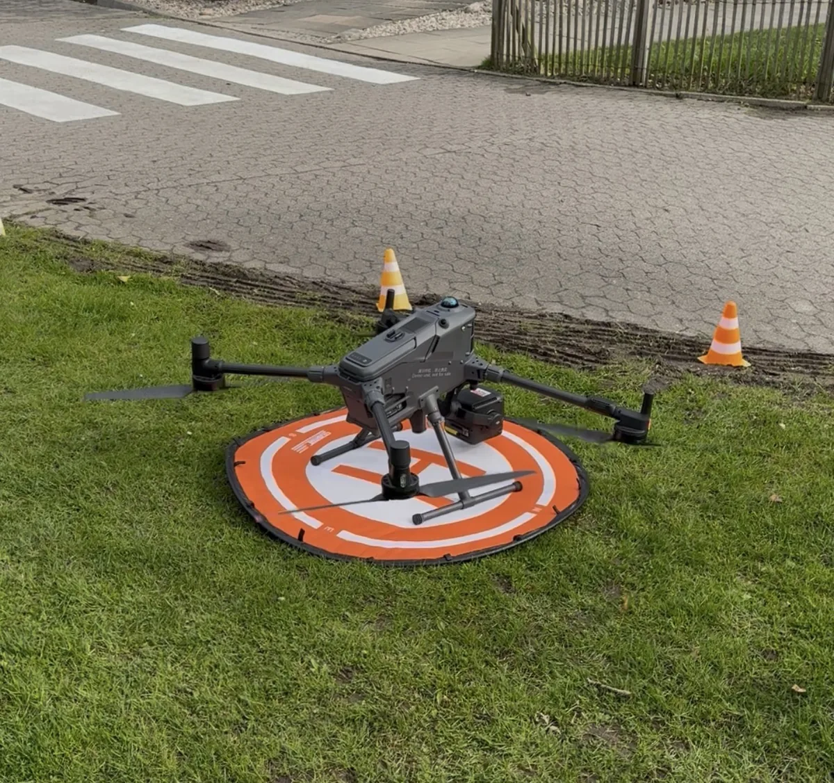DJI Matrice 400 auf Landepad – bereit für Luft- und Fassadenvermessung
