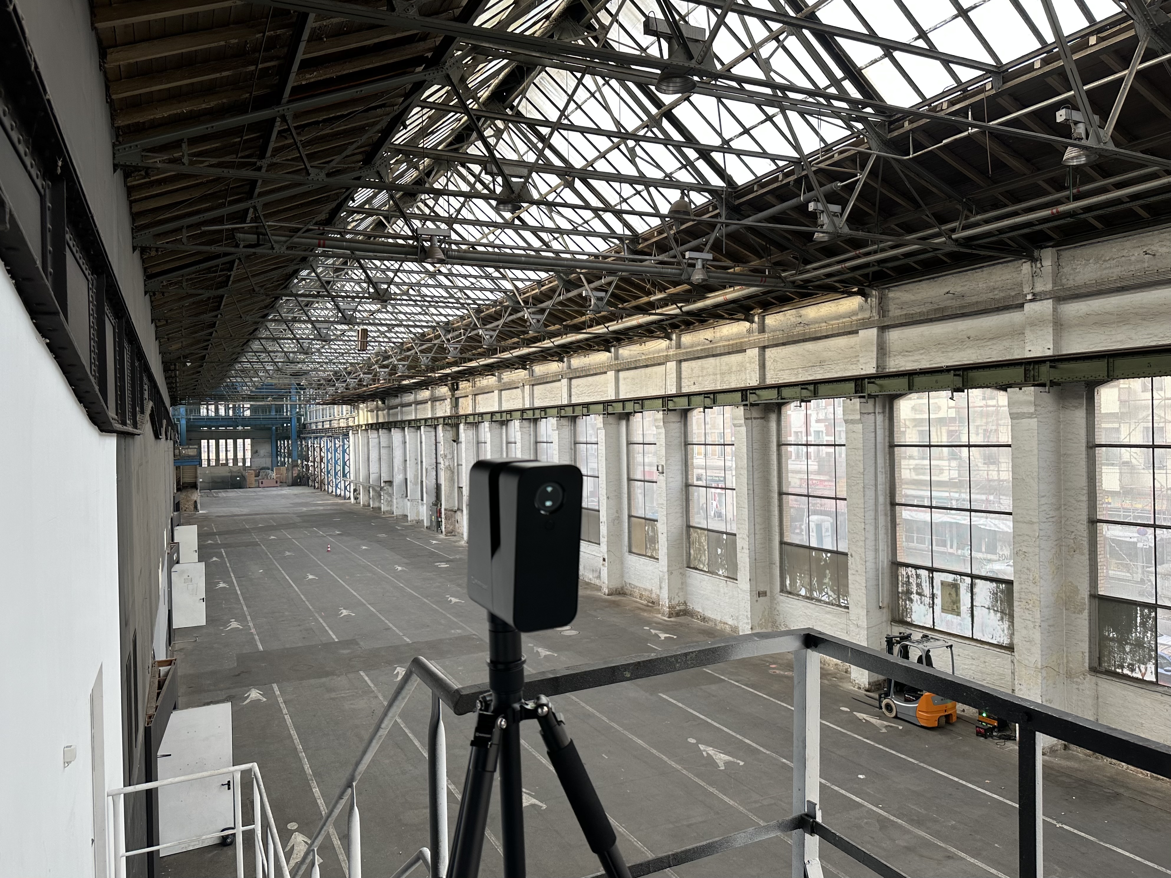 Matterport Pro3 in einer großen Industriehalle
