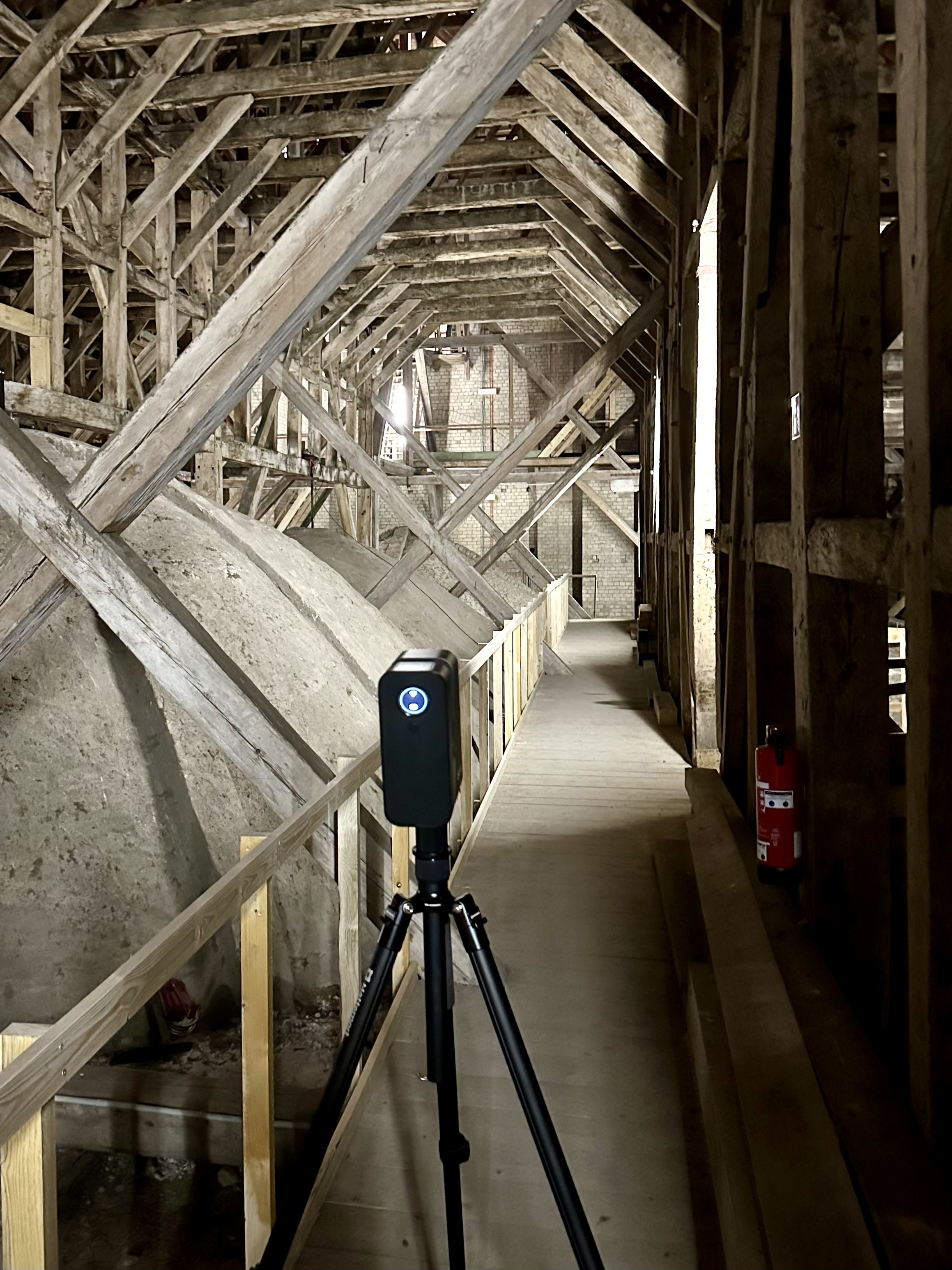 360°-Kamera im historischen Dachstuhl – Linsenspektrum